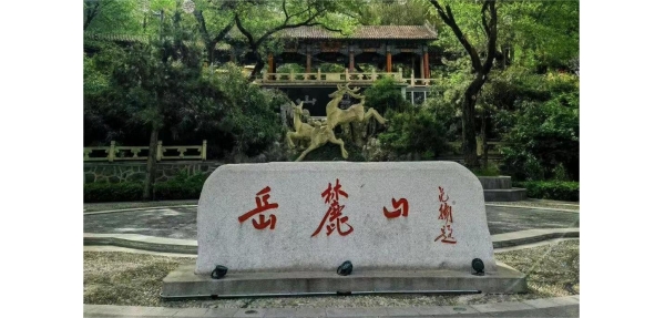 岳麓區(qū)藍(lán)星灣訂購(gòu)了一批美天垃圾桶